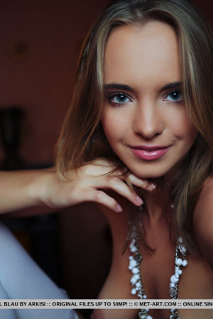 Симпатичная гламурная девушка Рэйчел Блау в чулках раздевается ради лысой киски крупным планом. Фото 18