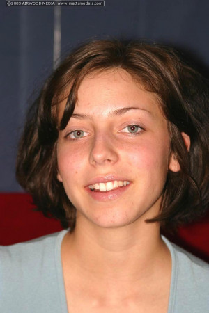 Молодая брюнетка-модель Нико обнажает свои дерзкие сиськи, прежде чем раздвинуть половые губки. Фото 1