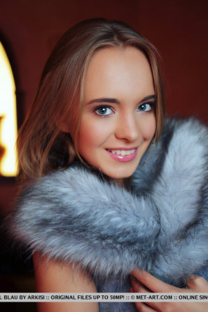 Симпатичная гламурная девушка Рэйчел Блау в чулках раздевается ради лысой киски крупным планом. Фото 1