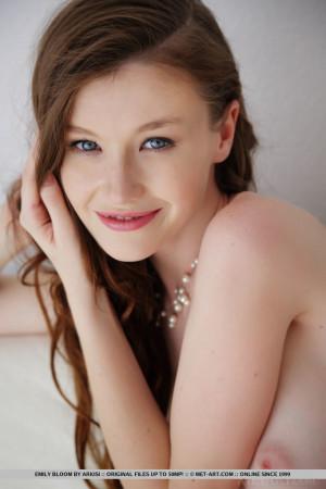 Брюнетка Эмили Блум освобождает крошечные подростковые сиськи и лысую пизду от нижнего белья. Фото 7