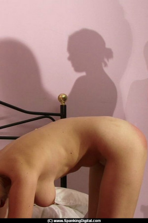 Голые блондинки получают порку и подзатыльники от одетой дамы. Фото 10