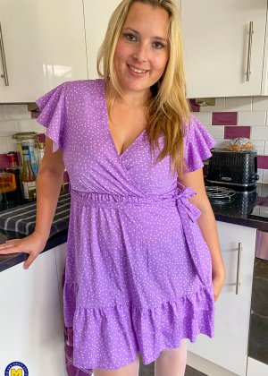 Пухленькая женщина средних лет мастурбирует после ванны в очках