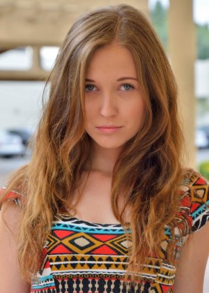 Девушка-подросток по соседству мелькает без трусиков под юбкой на улице перед мастурбацией