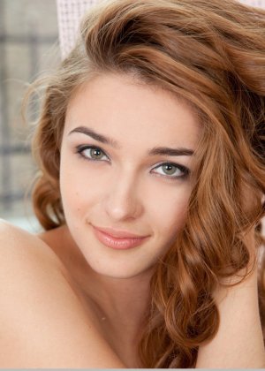 Молодо выглядящая рыжая Молли снимает белое нижнее белье, чтобы позировать обнаженной среди свечей