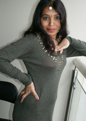 Великолепная индийская мамаша в нижнем белье, обнажающая свои огромные сиськи и сочную пизду