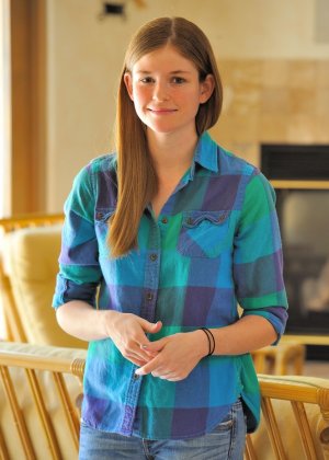 Симпатичная веснушчатая рыжая сбрасывает одежду, чтобы показать свои сладкие подростковые соски