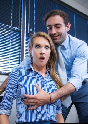 Секретарша блондинка Эшли Лейн вступает в сексуальные отношения со своим боссом в его офисе