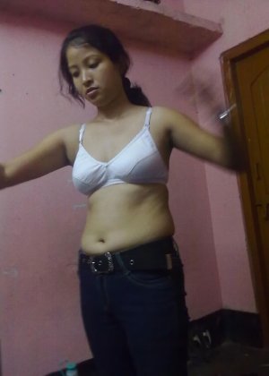 Красивая индианка сбрасывает пальто, чтобы позировать в нижнем белье и чулках