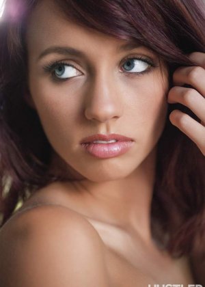 Красивая рыжая Виктория Линн обнажает свои упругие сиськи для позирования обнаженной