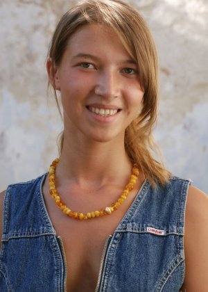 Девушка-соседка типа Анжелики А полностью раздевается во время вечеринки на открытом воздухе