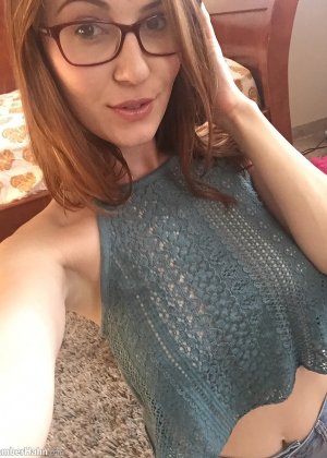 Занудная цыпочка Эмбер Хан делает селфи, демонстрируя свои обнаженные части тела