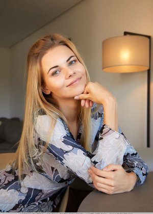 Длинноногая молоденькая Нордика сбрасывает свое платье, прежде чем продемонстрировать свою аппетитную киску