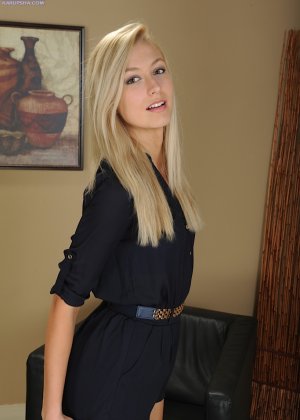 Миниатюрная блондинка-новичок Алекса Грейс раздевается для фотографий обнаженной натуры