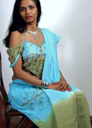 Индийский любитель с мокрыми волосами одевается после душа в номере мотеля