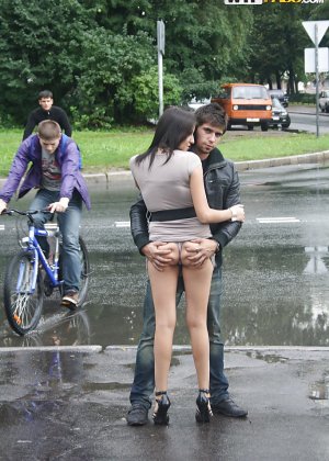 Любительская рыжая Кали Дивайн обнажает свои сиськи и задницу, прежде чем отсосать член