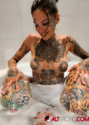 Татуированная девушка Люси Ззз принимает ванну после секса от первого лица в ванной