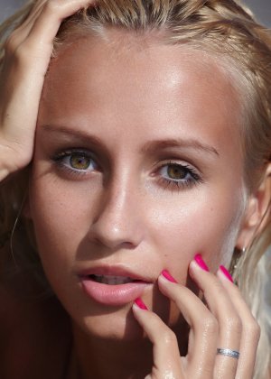 Русская блондинка Афина позирует полностью обнаженной на пляже и в воде