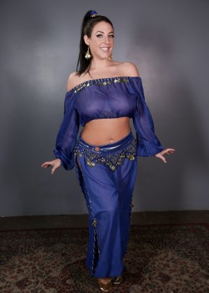 Сексуальная милфа освобождает свои огромные сиськи и шикарную задницу от джиннового наряда