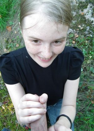 Сексуальная одетая подружка снимает незабываемый POV на открытом воздухе