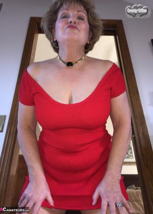 Блондинка пума Келли скачет верхом на члене молодого мужчины, чтобы кончить на бобра