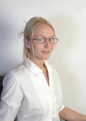 Молодая рыжая любительница Гретхен теребит свою волосатую тугую киску