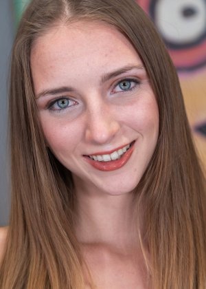 Молоденькая блондинка Лили Ларимар моделирует нижнее белье перед сексом от первого лица с большим членом