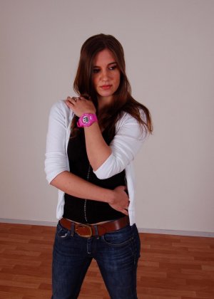 Любительская толстушки Лекси Ллойд раскрывает большие натуральные сиськи и толстую задницу во время раздевания