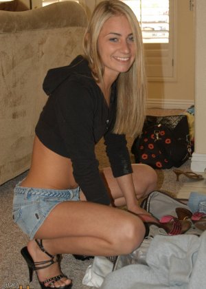 Блондинка-новичок Тайлер Стивенз моделирует соло в одежде и без нее