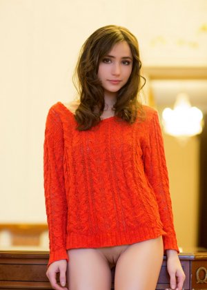 Великолепная девушка-подросток Сесиль демонстрирует свое обнаженное тело под люстрой