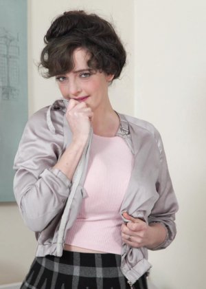 Британская любительница обнажает свою полную грудь, раздеваясь в кроссовках