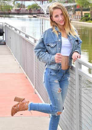 Стройная молоденькая Мэйси трахается кулаком после того, как показала свое гибкое тело в обнаженном виде