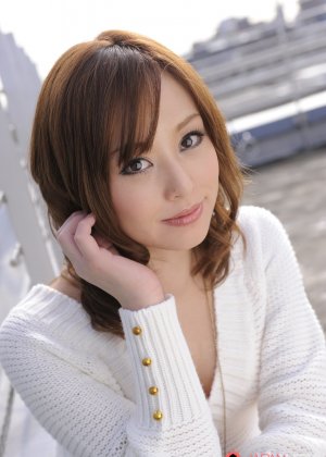 Японская модель Миина Йошихара носит крест, демонстрируя юбку без трусиков