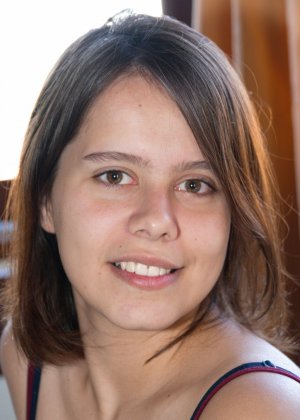 Любительская девушка Акито показывает розовую внутреннюю часть своей натуральной киски на своей кровати