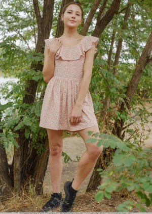 Тощий подросток Мэтти раздевается полностью догола перед деревом на открытом воздухе