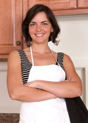 Блондинка домохозяйка Николь Вайс широко раздвигает свои голые половые губки крупным планом