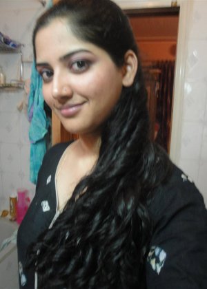 Толстая индийская девушка Рупали полностью раздевается на стуле в небрежной манере